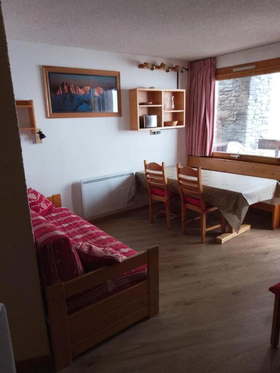 un salon avec un lit, une table et des chaises dans l'établissement Résidence La Clef - Appartement 2 pièces pour 5 personnes de 34m² MAE-0711, à La Plagne Tarentaise