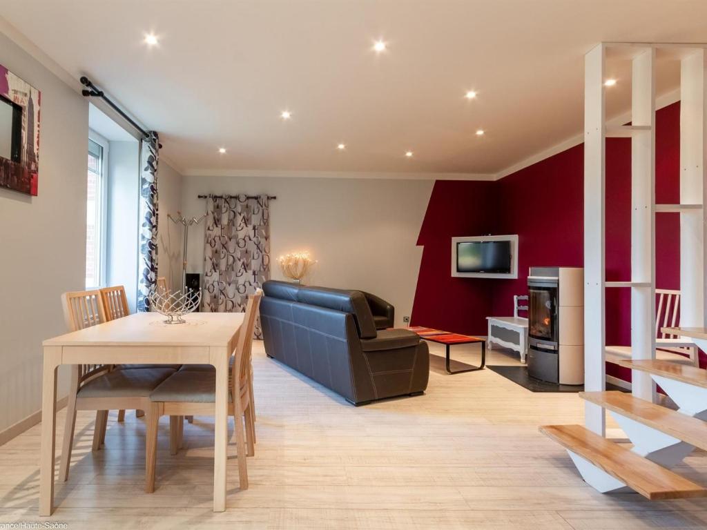 TV a/nebo společenská místnost v ubytování Maison rénovée en bord de Saône, pêche et détente - FR-1-583-300