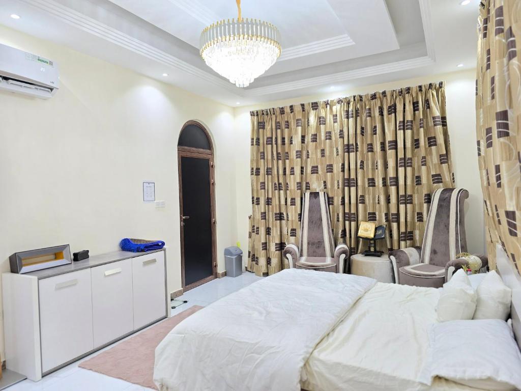 Postel nebo postele na pokoji v ubytování Elegant Room in Luxury Villa