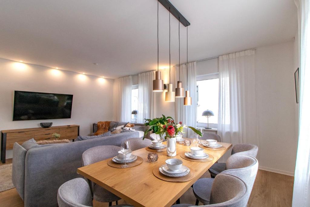 a living room with a table and a couch at Stilvolles City-Apartment I WLAN l Küche I Zentral I 8P in Schwarzenberg