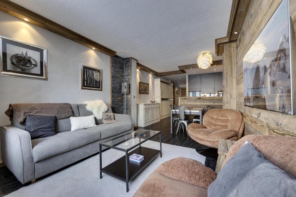 un salon avec un canapé et une table dans l'établissement Résidence Pramecou - Appartement rénové · Au pied des pistes · MAE-4421, à Tignes