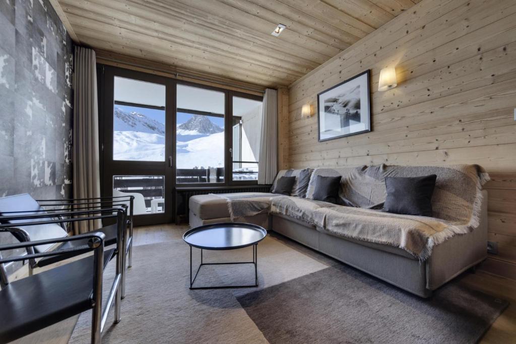 un salon avec un canapé et une table dans l'établissement Résidence Hauts Du Val Claret B2 - Appartement renové·Pied des pistes·Balcon MAE-3641, à Tignes