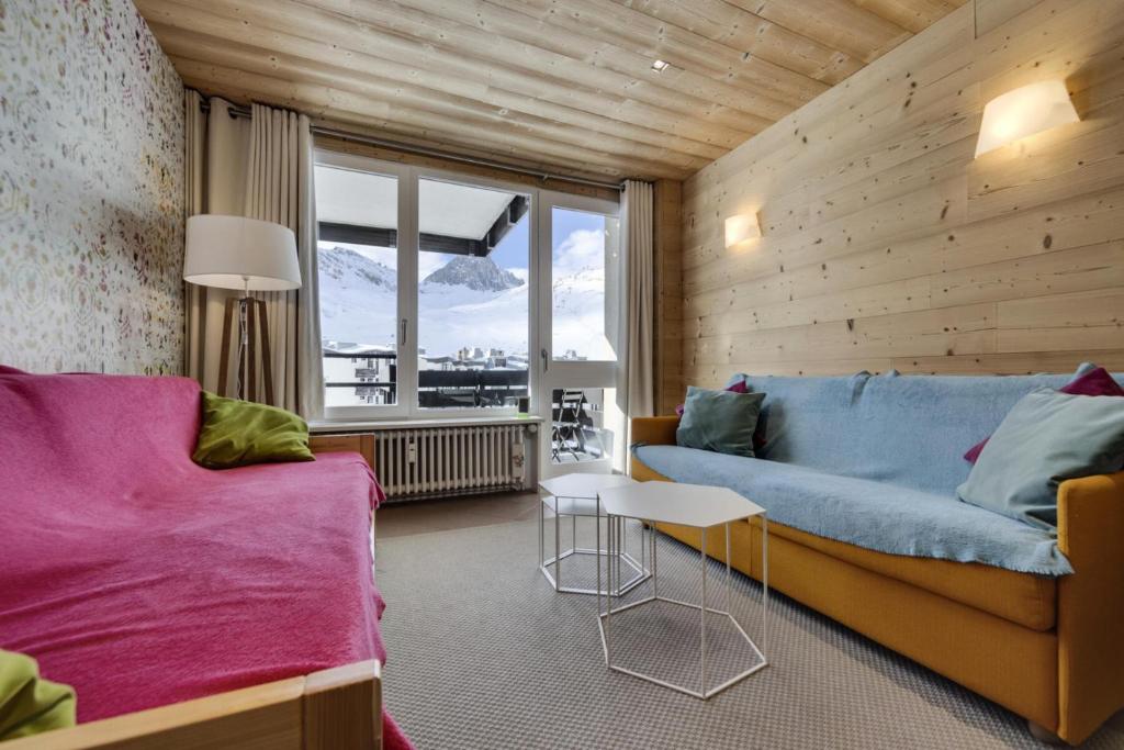 un salon avec un canapé et une table dans l'établissement Résidence Hauts Du Val Claret B2 - Appartement renové·Pied des pistes·Balcon MAE-9001, à Tignes