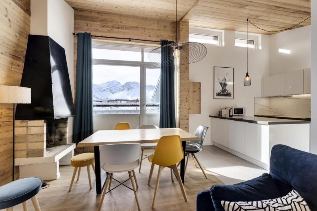 une cuisine et une salle à manger avec une table et des chaises dans l'établissement Résidence Hameau De Toviere - Appartement confort et rénové · Proche des pistes MAE-8811, à Tignes