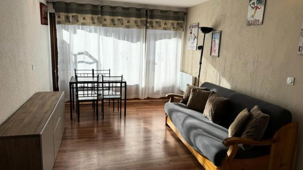 un salon avec un canapé et une table dans l'établissement Résidence Chamoisiere - Studio cosy tout confort - Belle vue MAE-0971, à Montgenèvre