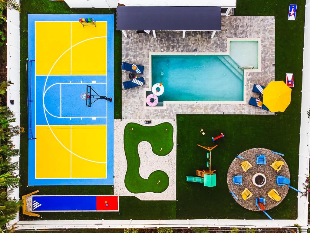 una vista aérea de una piscina y una cancha de baloncesto en Private Oasis Pool Putting Green & Court, en Largo