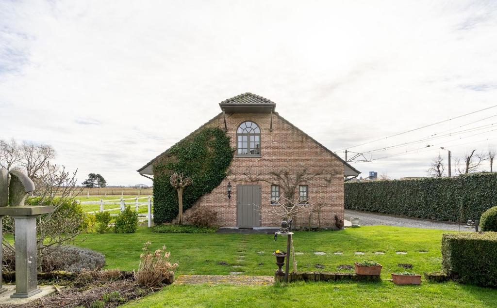 an old brick house with a ivy covered at Countryhouse Blauw in De Panne