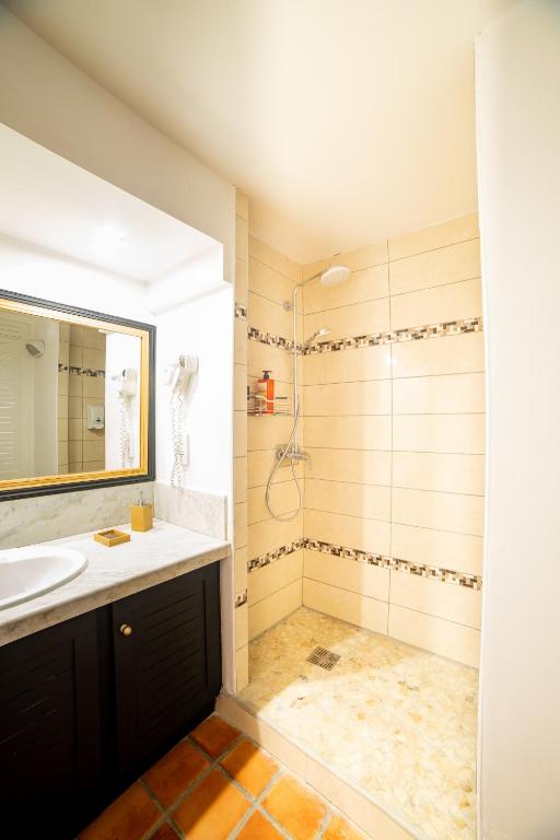 Koupelna v ubytování Appartements avec vue mer à Tartane