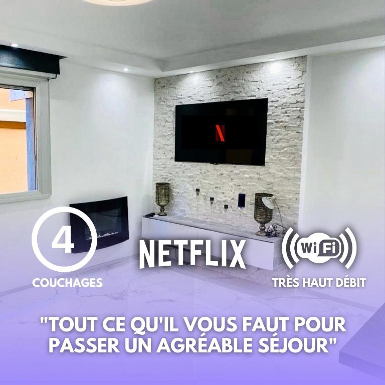une pièce avec une télévision à écran plat sur un mur dans l'établissement Studio 36mt2 a 5 min a pied boulevard de Belgique MC, à Beausoleil