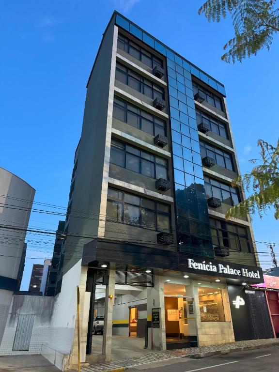 Un edificio alto con el nombre de Tamasha Palace Hotel. en Fenicia Palace Hotel, en Varginha