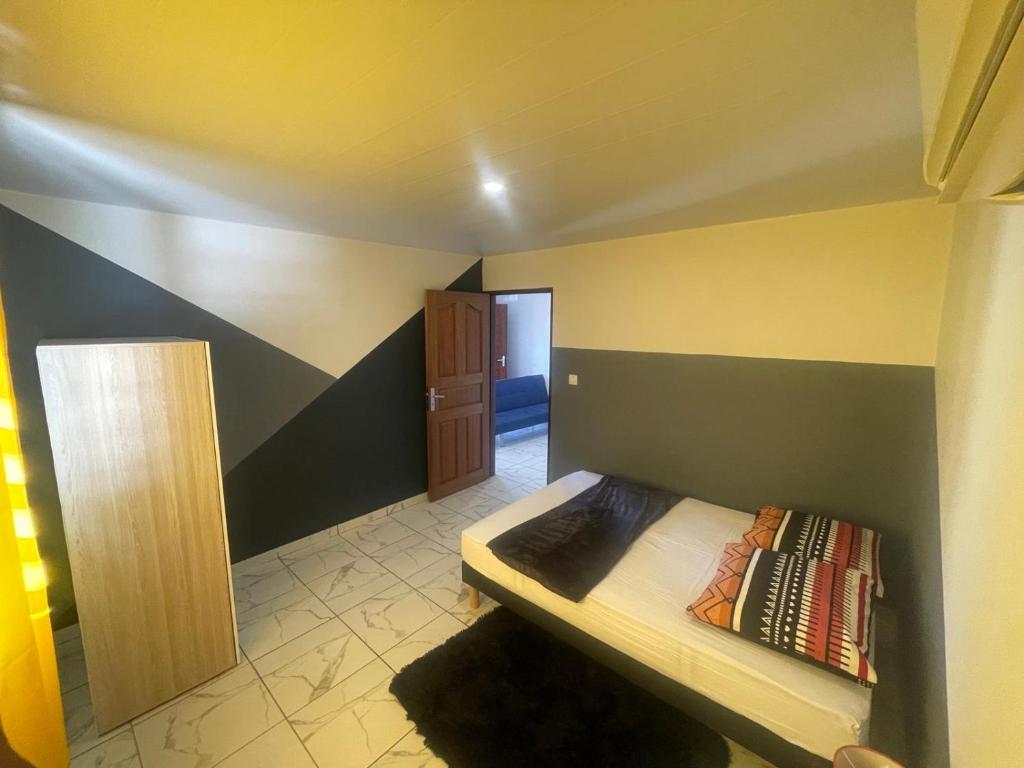 a small room with a bed and a doorway at Appartement t2 in Matoury