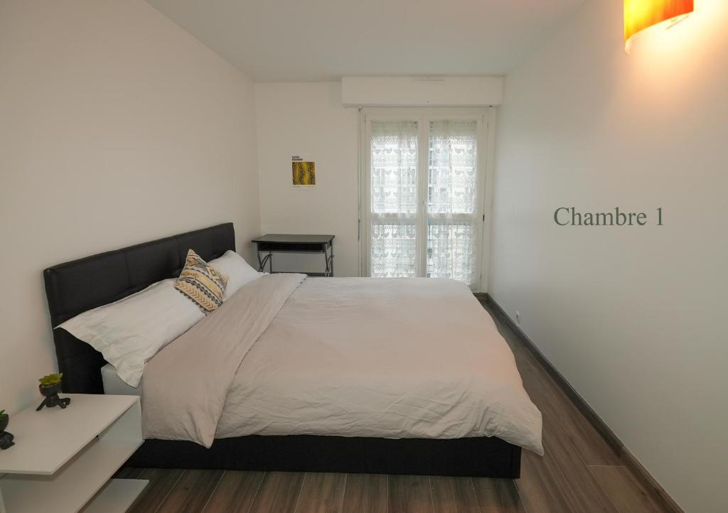 une chambre avec un grand lit et une fenêtre dans l'établissement Appartement confortable et lumineux à Belleville, à Paris