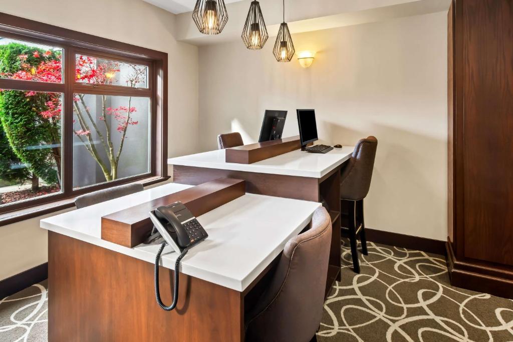 TV a/nebo společenská místnost v ubytování Best Western Plus Pitt Meadows Inn & Suites