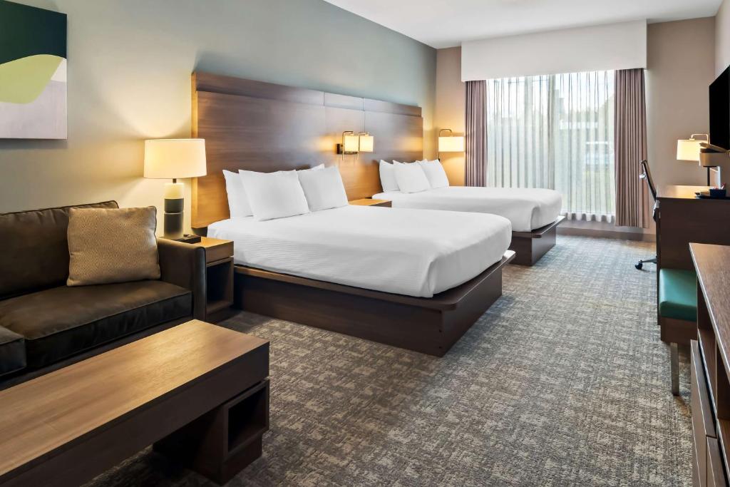 Postel nebo postele na pokoji v ubytování Best Western Plus Pitt Meadows Inn & Suites