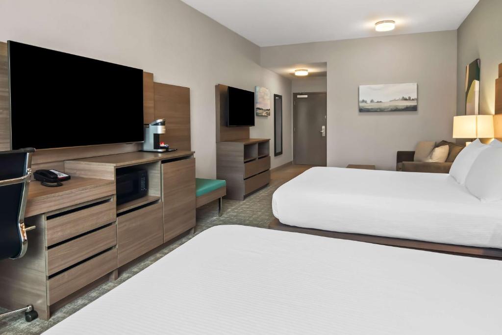 TV a/nebo společenská místnost v ubytování Best Western Plus Pitt Meadows Inn & Suites