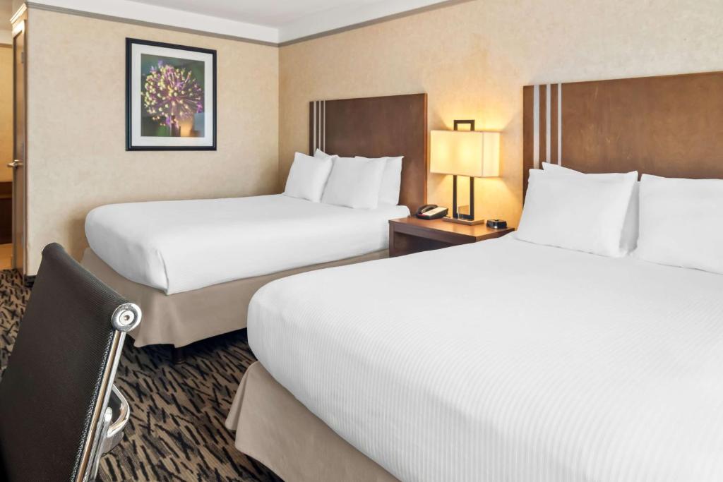 Postel nebo postele na pokoji v ubytování Best Western Plus Pitt Meadows Inn & Suites