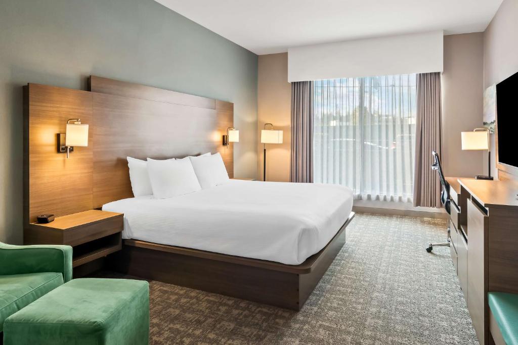 Postel nebo postele na pokoji v ubytování Best Western Plus Pitt Meadows Inn & Suites