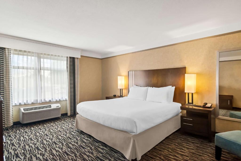 Postel nebo postele na pokoji v ubytování Best Western Plus Pitt Meadows Inn & Suites