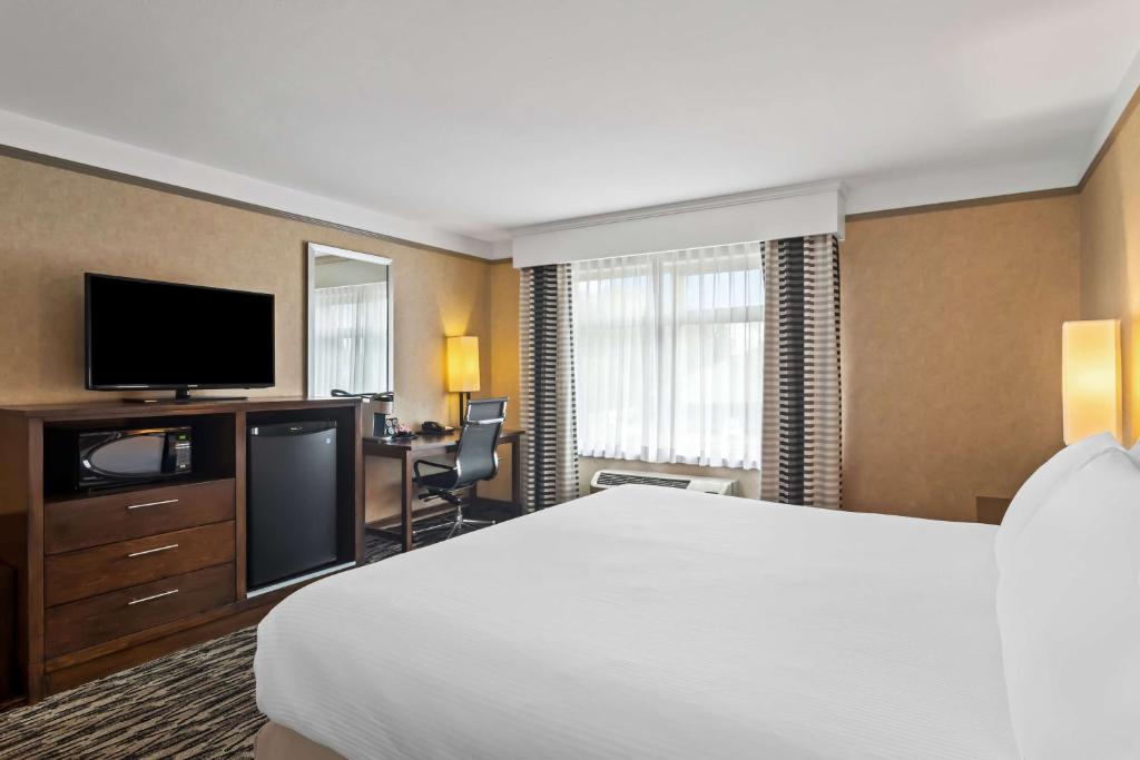 TV a/nebo společenská místnost v ubytování Best Western Plus Pitt Meadows Inn & Suites