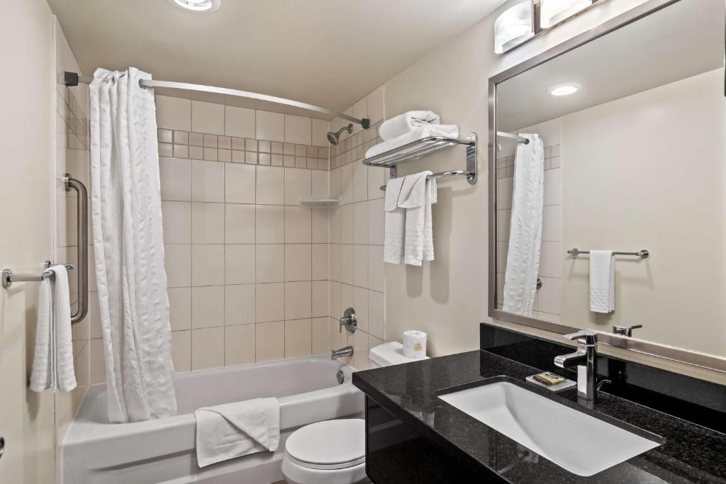 Koupelna v ubytování Best Western Plus Pitt Meadows Inn & Suites