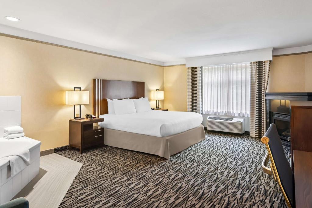 Postel nebo postele na pokoji v ubytování Best Western Plus Pitt Meadows Inn & Suites
