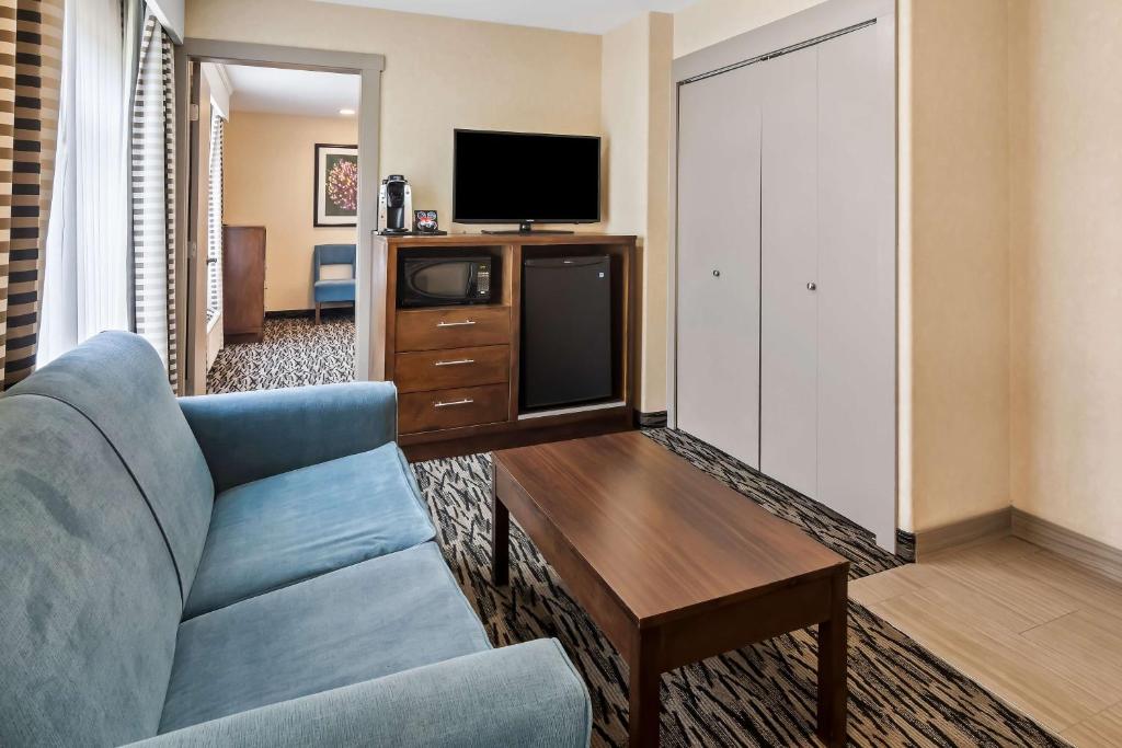 Kuchyň nebo kuchyňský kout v ubytování Best Western Plus Pitt Meadows Inn & Suites