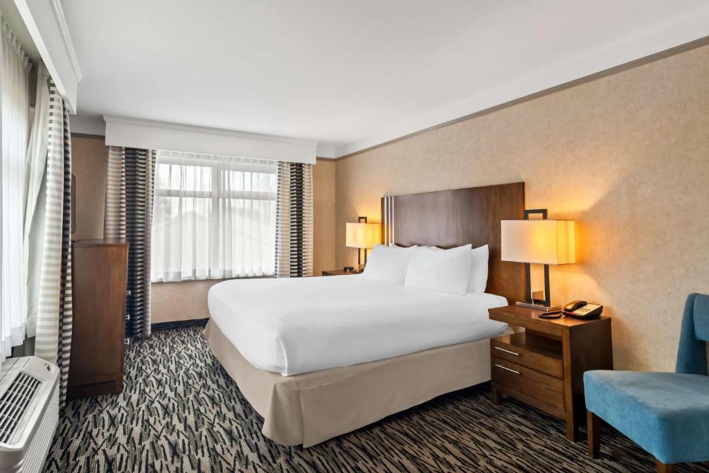 Postel nebo postele na pokoji v ubytování Best Western Plus Pitt Meadows Inn & Suites