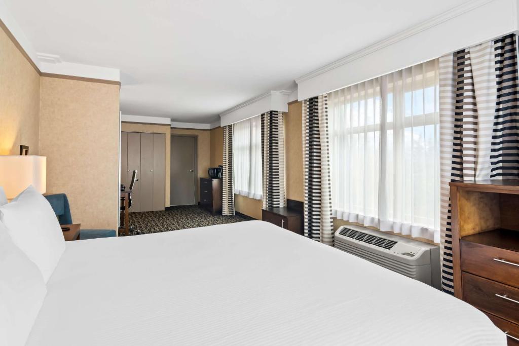 Postel nebo postele na pokoji v ubytování Best Western Plus Pitt Meadows Inn & Suites
