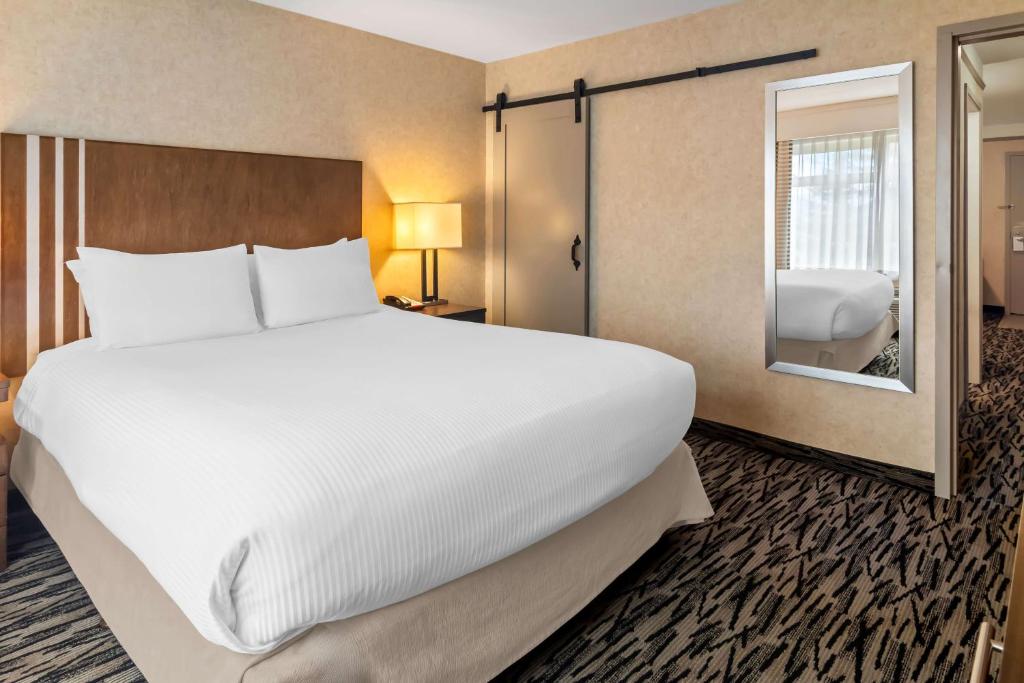 Postel nebo postele na pokoji v ubytování Best Western Plus Pitt Meadows Inn & Suites