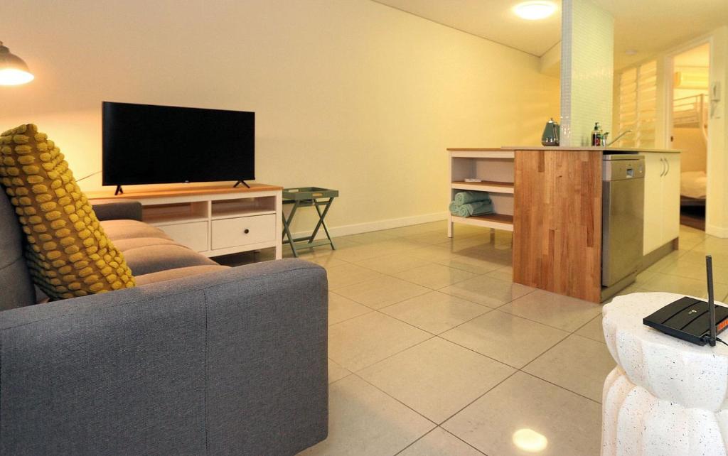 TV a/nebo společenská místnost v ubytování Platinum Apartments - Unit 2