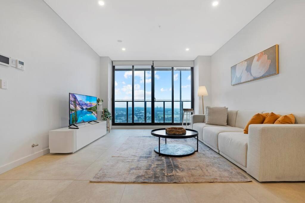 Μια τηλεόραση ή/και κέντρο ψυχαγωγίας στο Modern 2BR with City Views & Pool Near Parramatta