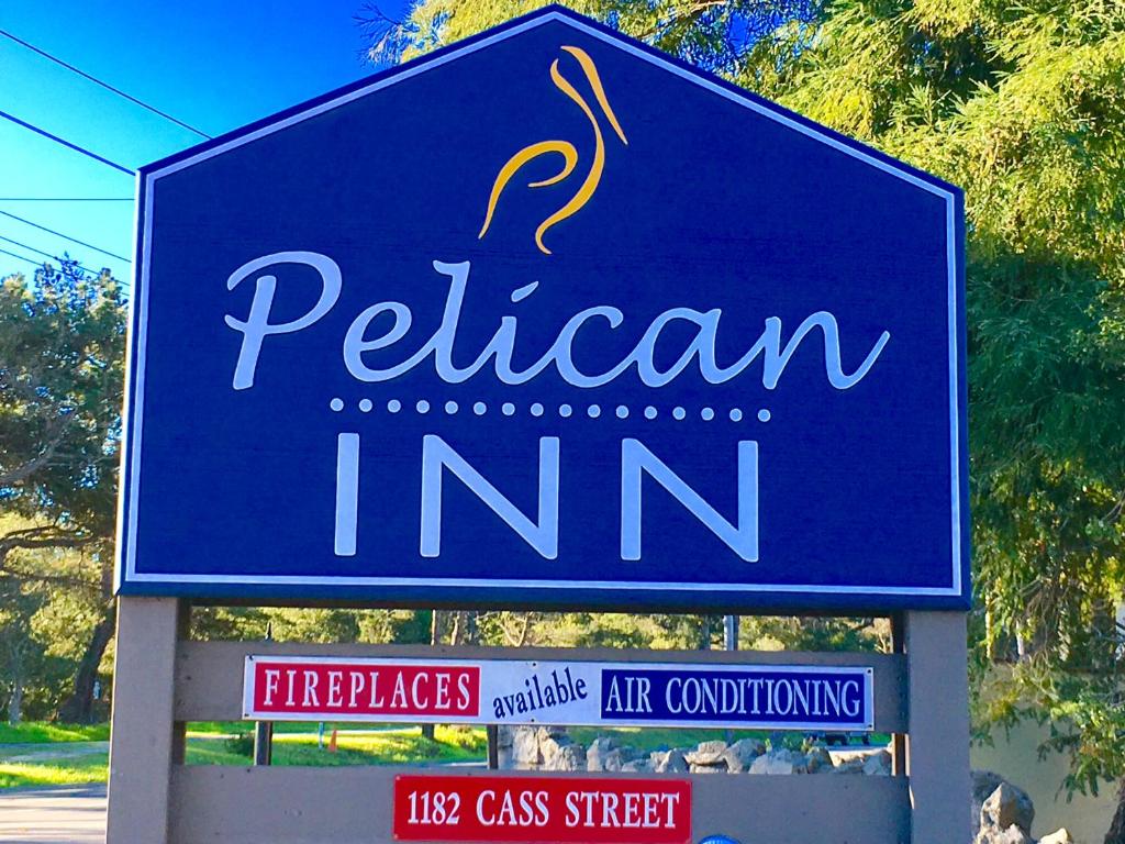 una señal azul para una tienda de pelícanos en Pelican Inn, en Monterey