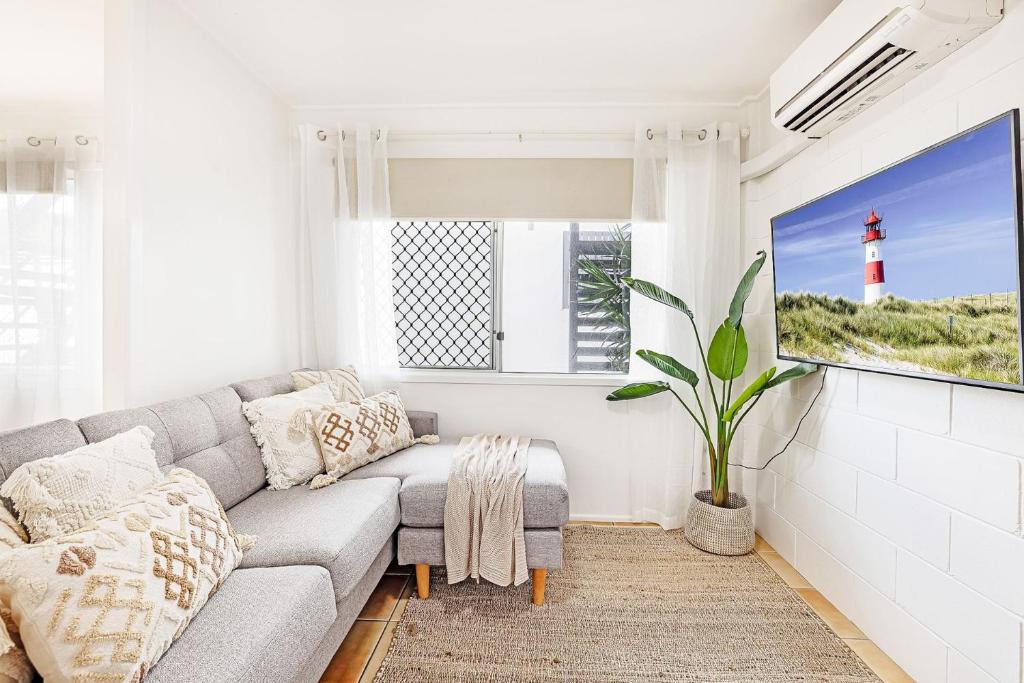 TV a/nebo společenská místnost v ubytování Sunrise Court