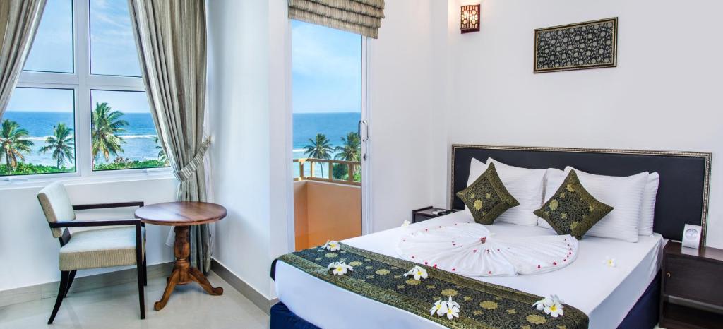 胡魯馬利的住宿－維盧休閒旅館，一间卧室设有一张床,享有海景