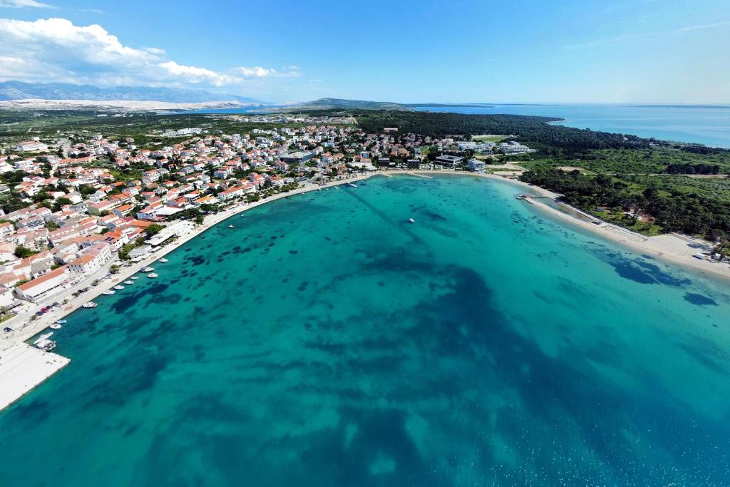 z powietrza widok na plażę i miasto w obiekcie Apartment Novalja 13006c w Novalji