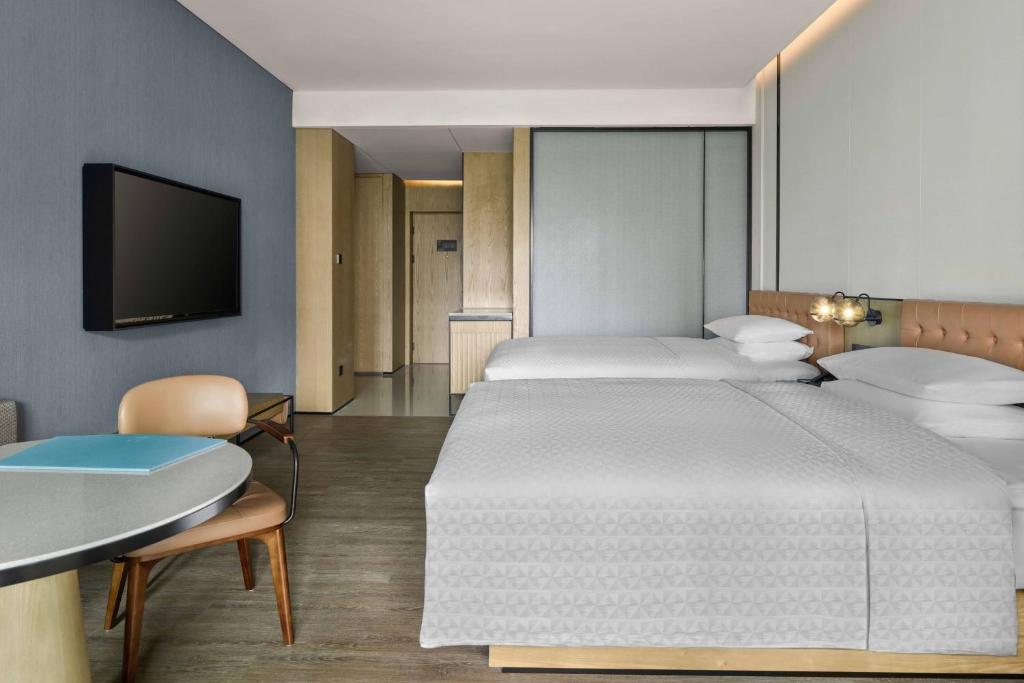 Postel nebo postele na pokoji v ubytování Four Points by Sheraton Huzhou, Nanxun