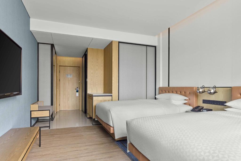Postel nebo postele na pokoji v ubytování Four Points by Sheraton Huzhou, Nanxun