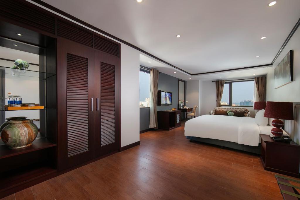 May De Ville Suite
