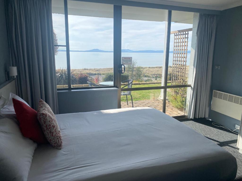 Postel nebo postele na pokoji v ubytování Swansea Motor Inn Tasmania