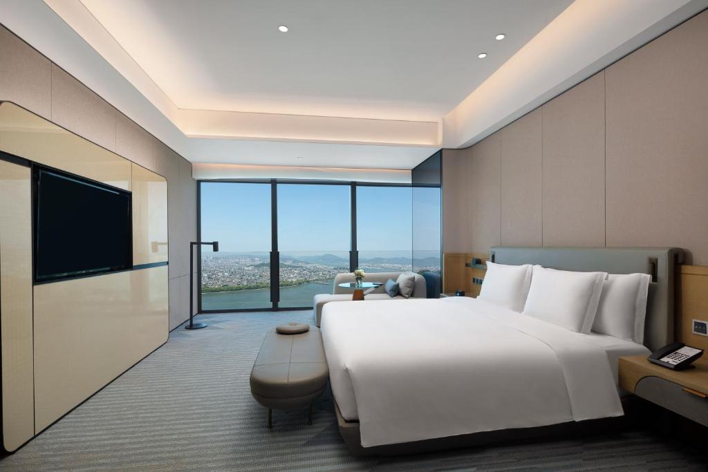 Postel nebo postele na pokoji v ubytování Crowne Plaza Chaozhou Riverside by IHG