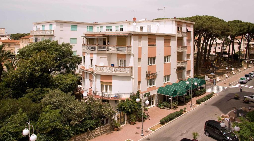 um grande edifício branco numa rua da cidade em Hotel Ausonia em Follonica