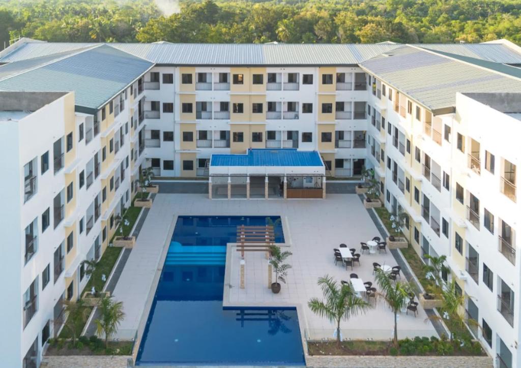 Bazén v ubytování Panglao Vista Suites by SMS Hospitality nebo v jeho okolí