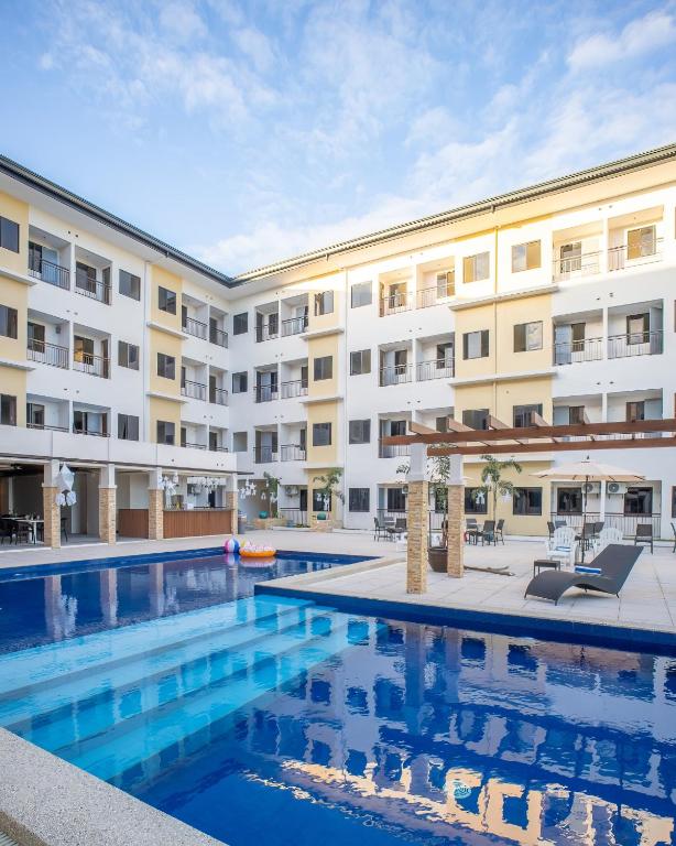 Bazén v ubytování Panglao Vista Suites by SMS Hospitality nebo v jeho okolí