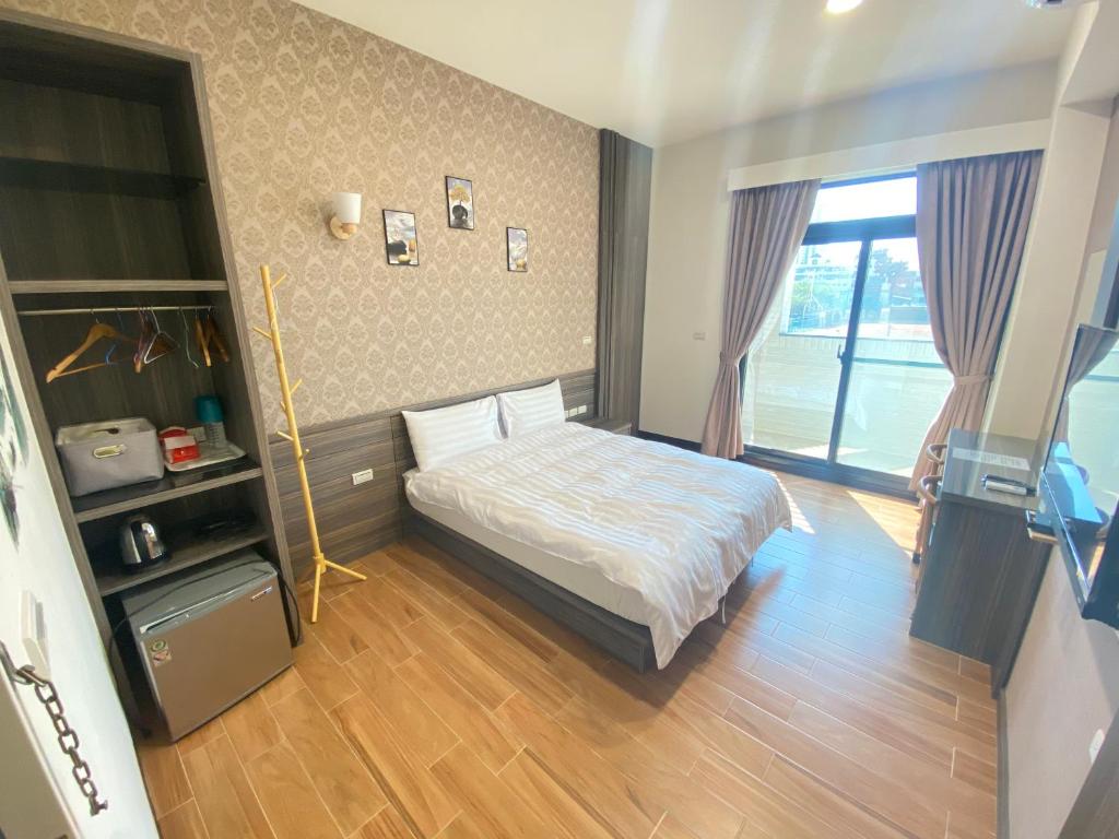Postel nebo postele na pokoji v ubytování 台南迎家樂電梯民宿