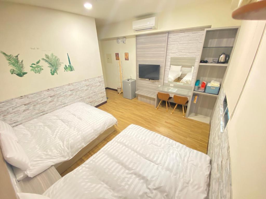 Postel nebo postele na pokoji v ubytování 台南迎家樂電梯民宿