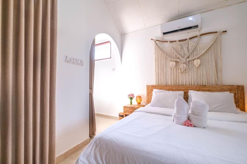 a bedroom with a white bed with white pillows at Private 3BR Villa Bali Work & Relax Retreat near Canggu, Bathtub in Dalung