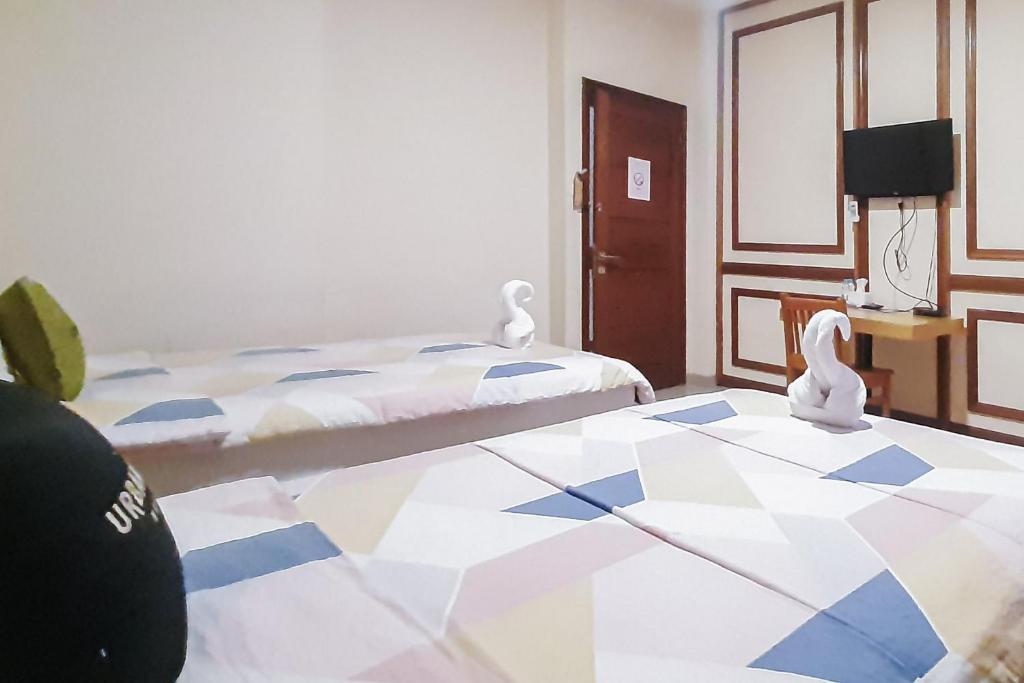 Postel nebo postele na pokoji v ubytování Urbanview Remington Hotel Palembang By RedDoorz