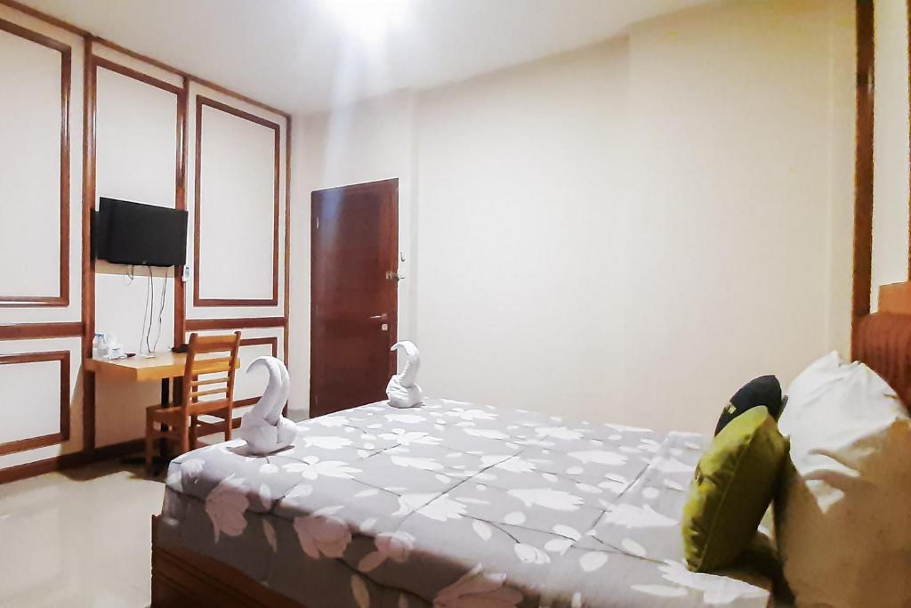 Postel nebo postele na pokoji v ubytování Urbanview Remington Hotel Palembang By RedDoorz