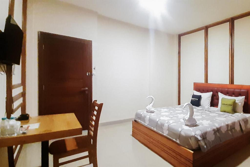 Postel nebo postele na pokoji v ubytování Urbanview Remington Hotel Palembang By RedDoorz