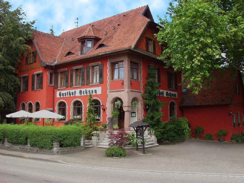 un edificio rojo con techo rojo en Hotel-Restaurant Ochsen, en Haslach im Kinzigtal